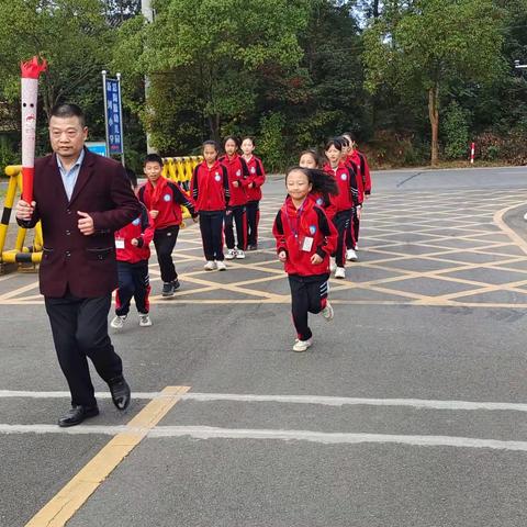 我们的韶华映朝阳—— 新河小学第二届“雷小锋”火炬传递仪式暨第九届运动会