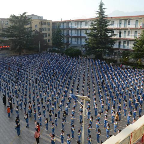 涉县第一实验小学举行“学生轮流书写校牌”启动仪式