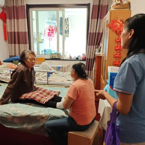银发伙伴进家门，贴心服务暖人心