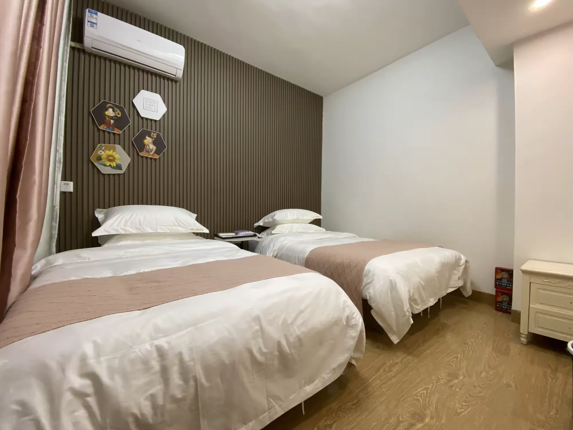 简篇-自游人•赏泉路76号-7房12床|私汤泡池 |桌球|ktv|