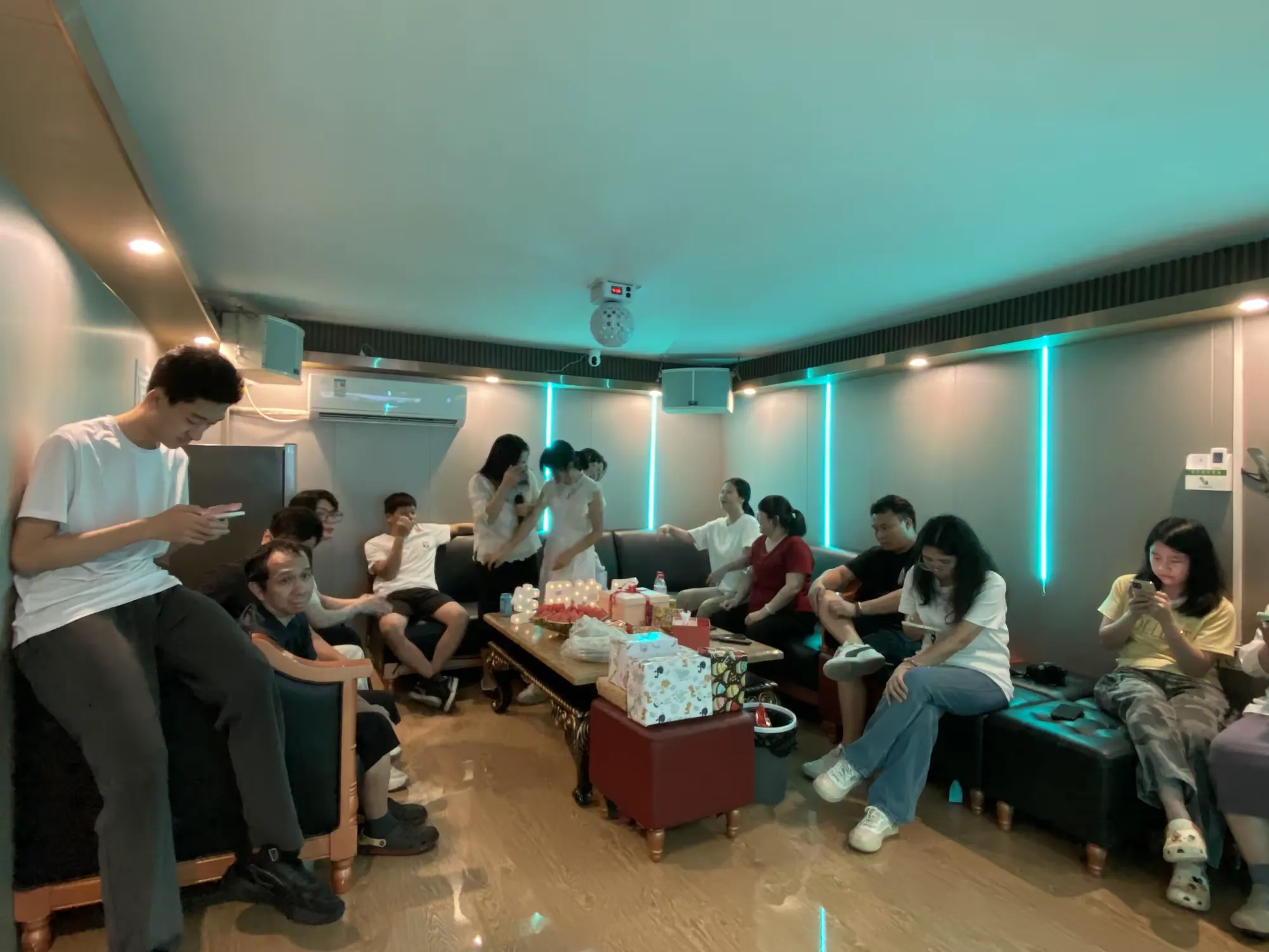 简篇-自游人•赏泉路76号-7房12床|私汤泡池 |桌球|ktv|