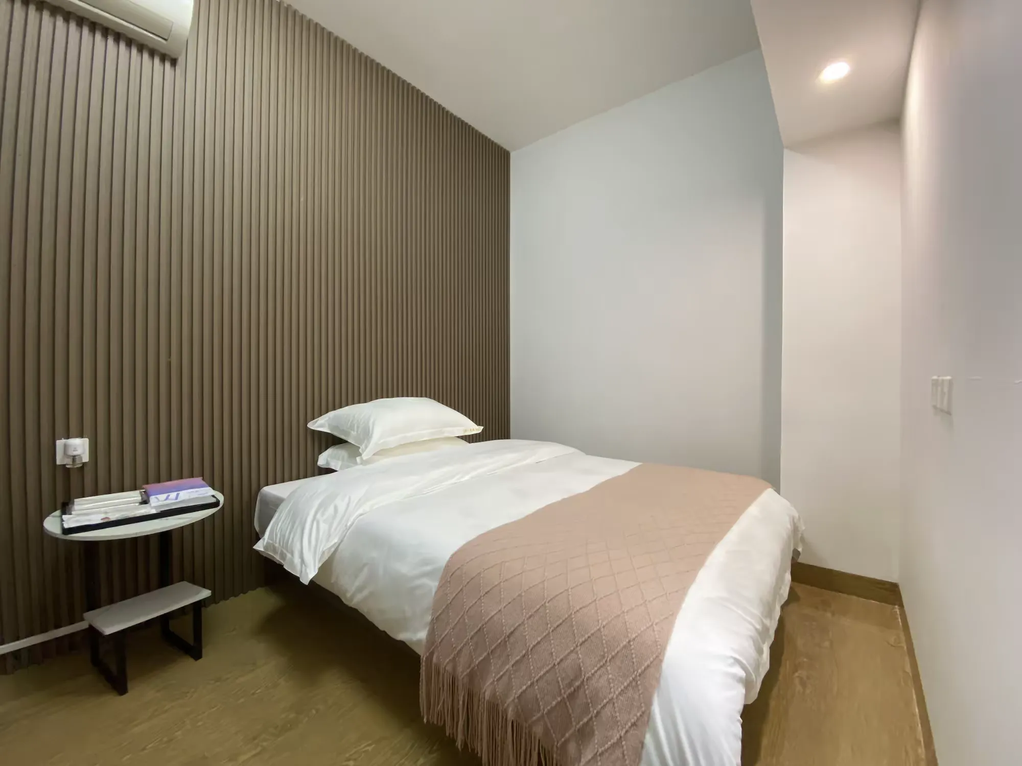 简篇-自游人•赏泉路76号-7房12床|私汤泡池 |桌球|ktv|