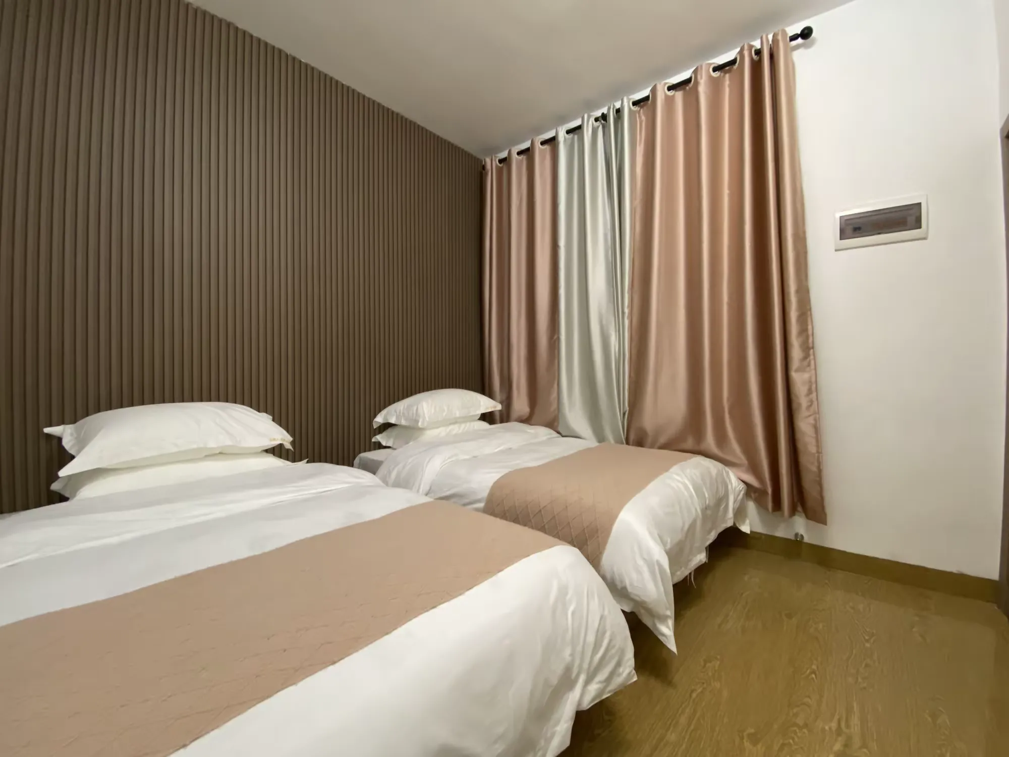 简篇-自游人•赏泉路76号-7房12床|私汤泡池 |桌球|ktv|