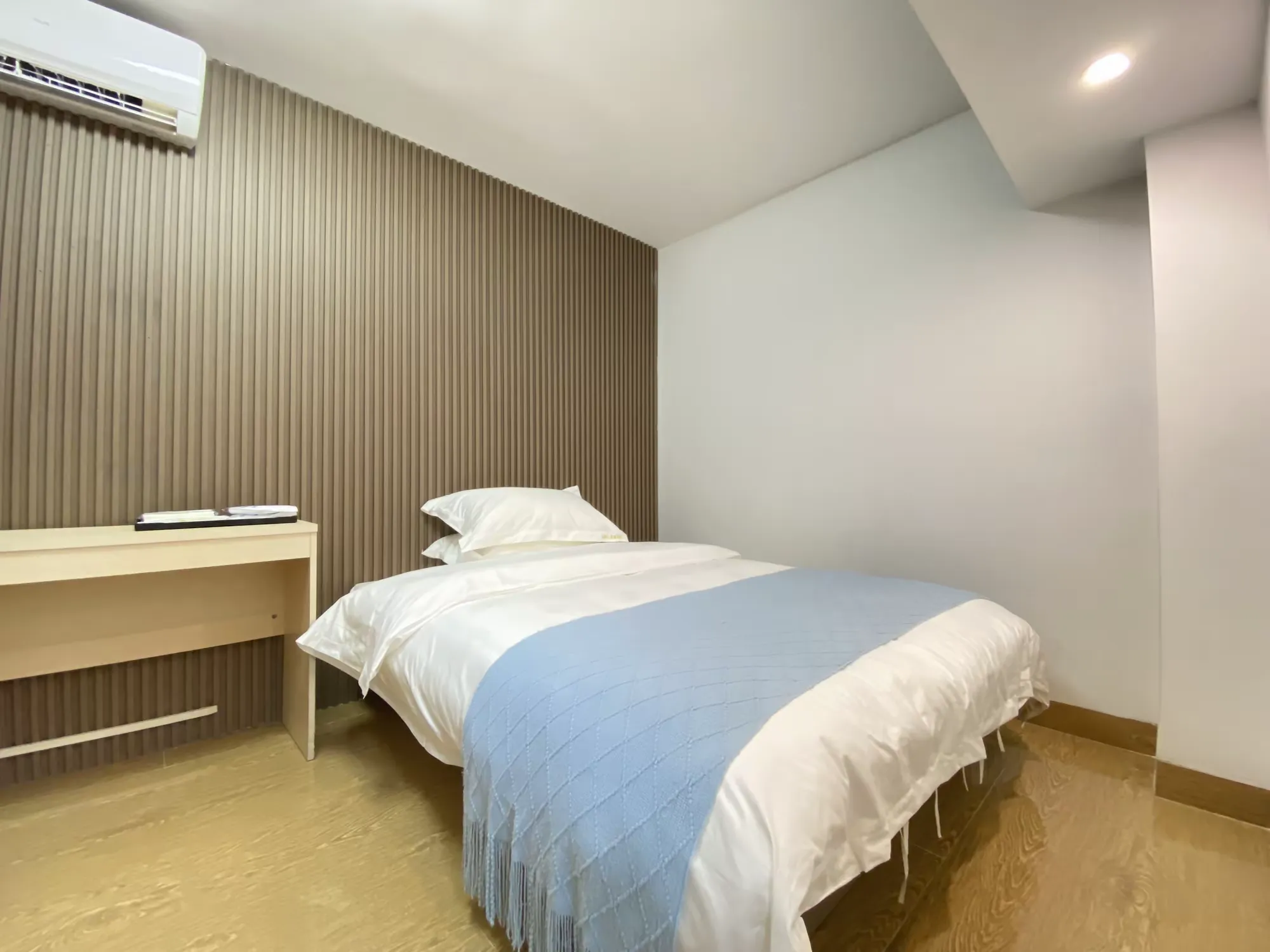 简篇-自游人•赏泉路76号-7房12床|私汤泡池 |桌球|ktv|