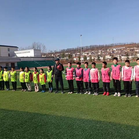 “奔绿茵赛场，做追风少年”——三一班足球比赛纪实