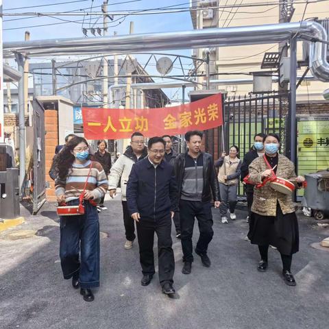 军功照亮人生路 喜报传家共荣光—千佛山街道党工委书记张保国一行为立功受奖现役军人送喜报