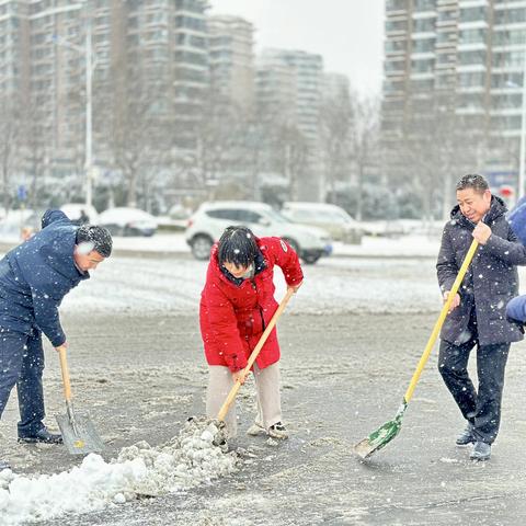 区卫健系统扫雪除冰畅通“医”路保平安