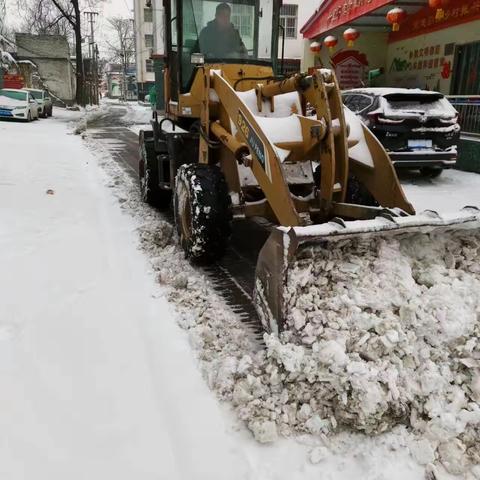 曹章干部齐上阵  清理积雪暖人心