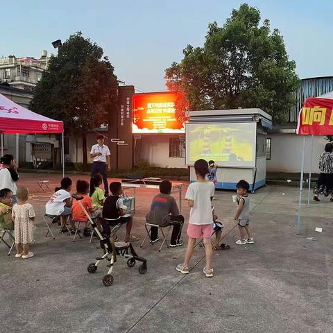 露天电影送清凉 社区居民共赴光影之约