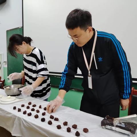 巧手做月饼 欢乐迎中秋——洪洲乡中心学校小记者手工制作月饼活动纪实