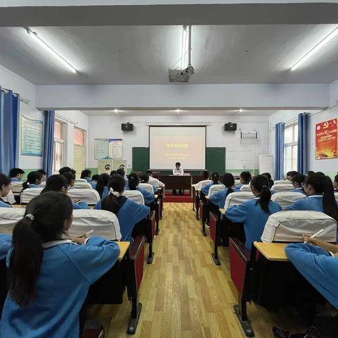 思政课进校园——洪洲乡党委书记孙路成走进洪洲乡中心学校