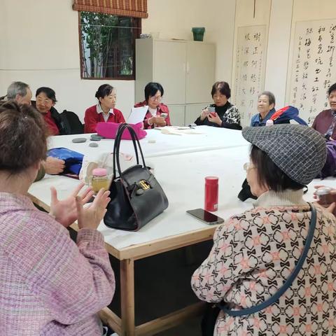 泸州市老年书画研究会第六组在忠山公园活动室专题学习党的二十届四中全会精神