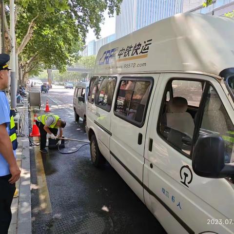 【生态环境新城分局】精准检查 重点抽查生态环境新城分局开展移动源氮氧化物检查助力臭氧防控