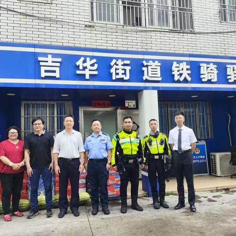 八一慰问，情暖人心