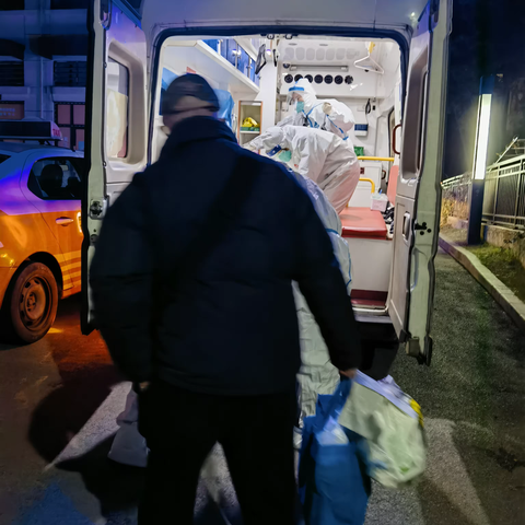 疫情防控不停歇，关爱老人暖人心