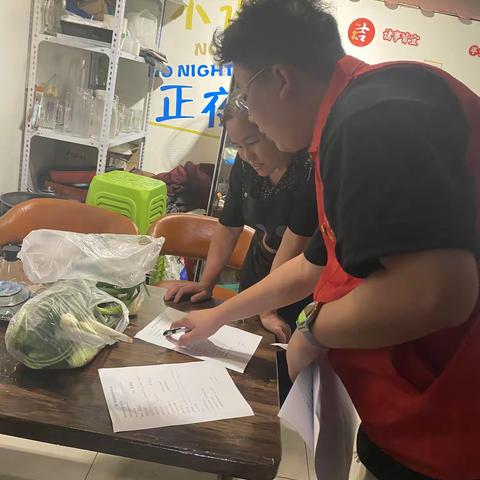 繁荣街道青年志愿者开展 食品安全“两责任制”督导检查工作