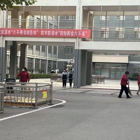 校园垃圾分类“守护者”：保洁人员用坚守绘就绿色校园新图景