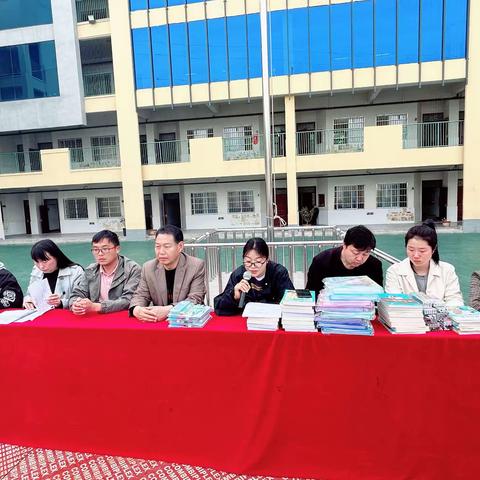 皇后乡中心完小学校期中表彰大会