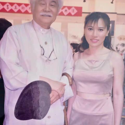王茗茗女士在藝術拍賣會場和國際知名水墨大師“李奇茂”大師合影