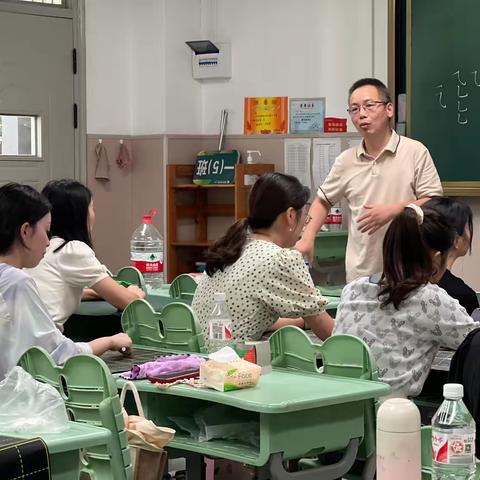 粉笔写师道，静心锤炼时  ——记江岸区“星青年”骨干教师培训班第二次线下粉笔字培训活动