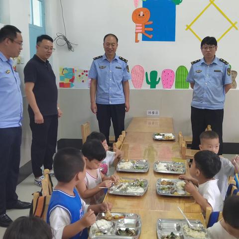 护航在校每一餐———梁格庄中心幼儿园迎接市场监管局领导深入幼儿园陪餐记