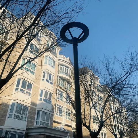 修缮破损路灯，照亮居民回家路