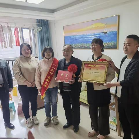 景泉社区 辖区居民秦力 ♥部队立功绩，喜报传家属——走访慰问军人家属