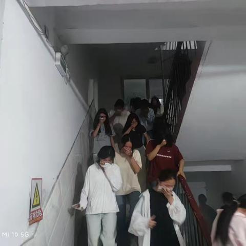 酂城镇初级中学举行消防应急疏散演练活动