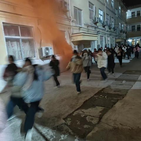 酂城镇初级中学举行消防应急疏散演练活动