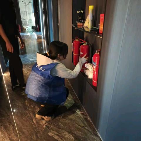 筑牢安全防线！蟠龙村开展沿街店铺及出租房消防安全巡查