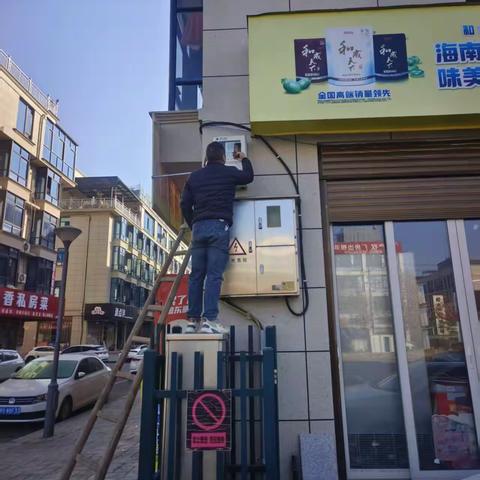 网格巡查暖民心 路灯检修亮民生