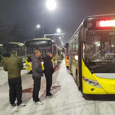 “风雪无阻 公交有情”！巩义公交温暖护航，全力保障冰雪天气市民安全顺畅出行。