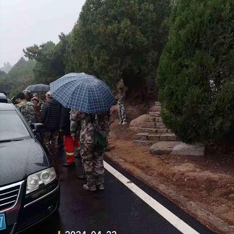 雨中最美身影|华山林场守护庙会平安