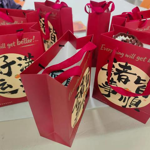 巧手剪纸寄温情丨献礼女神节