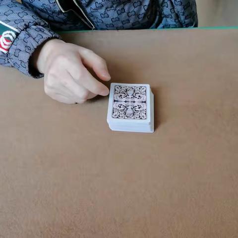 扑克魔术斗牛发牌方法教学一边认牌一边发二张手法教程