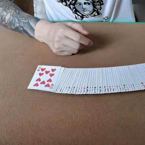 扑克牌过手认牌手法图解、发二张如何认牌方法教程