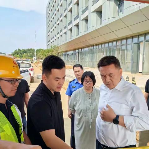 南昌市城管局党组成员、副局长唐尚洪来到市政绿色建材科技产业园调研