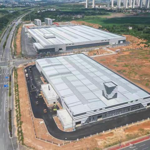 市政绿色建材科技产业园完成面层沥青摊铺