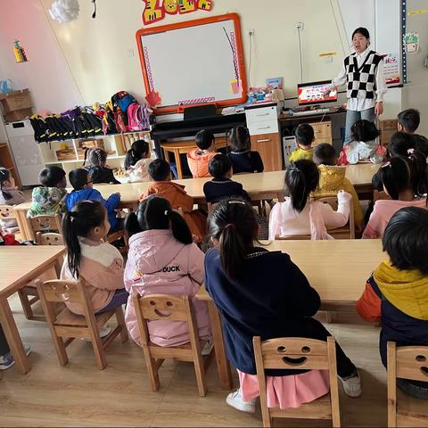 当代幼儿园中B班“世界儿歌日”主题教育活动