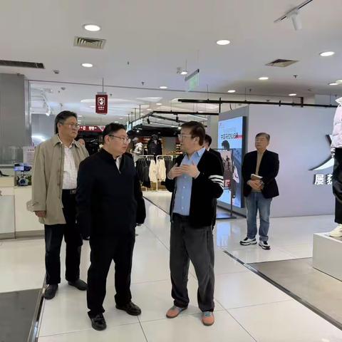 盈浦街道党工委书记、人大工委主任李宾徐等一行莅临东方商厦（青浦店）调研