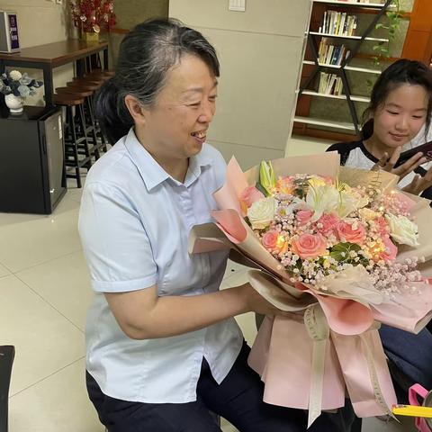 龙潭支行为员工张音办理荣退仪式