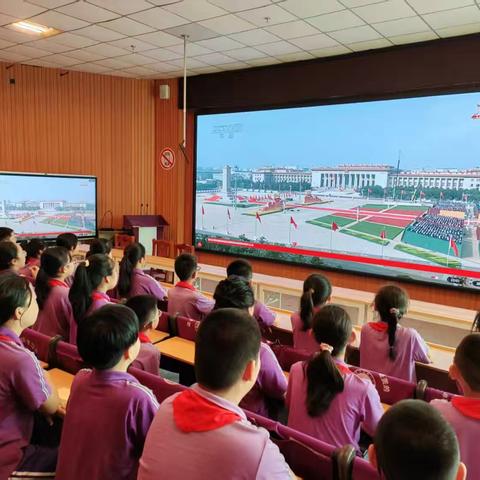 观看阅兵盛典，感受中华盛世—栖霞市实验小学五年级十班九三阅兵活动纪实