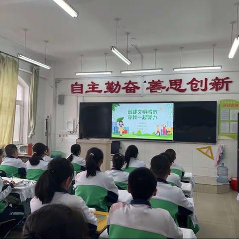 学习为雨露，生活为阳光，雨露阳光滋润我们健康成长！——————— 八年十七班英语短视频制作