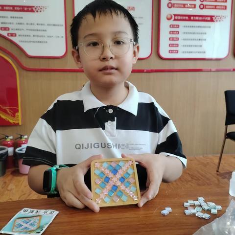 巧手绘童心，杯垫寄温情——邓庄街道空港新城社区暑期爱心辅导班亚克力茶杯垫DIY活动