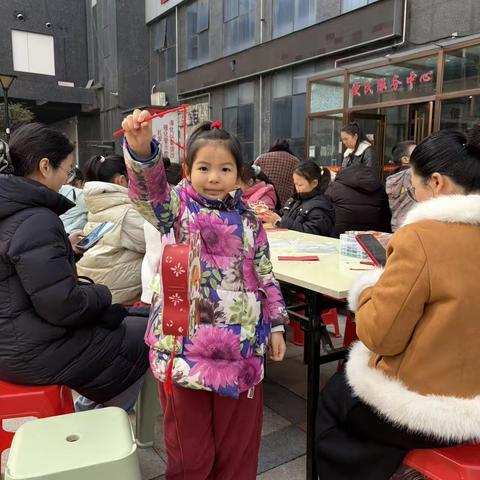 指尖上的团圆 | 邓庄街道空港新城社区：巧手做花灯，欢乐闹元宵