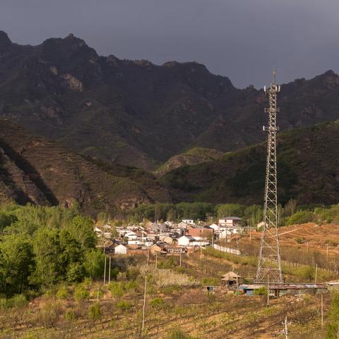 在北京的东极登黑谷关长城，赏雾灵山美景