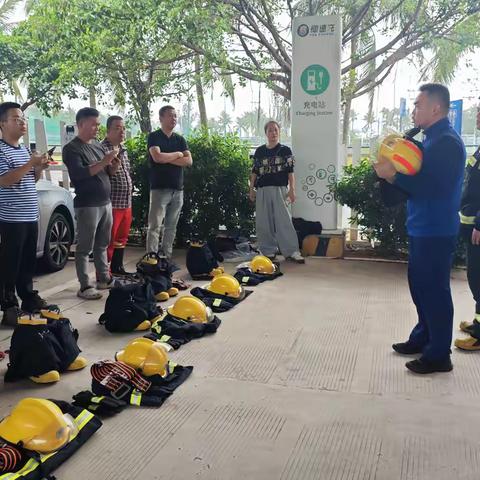 筑牢社区“防火墙”：龙华区消防救援大队组织开展社区消防车实操培训