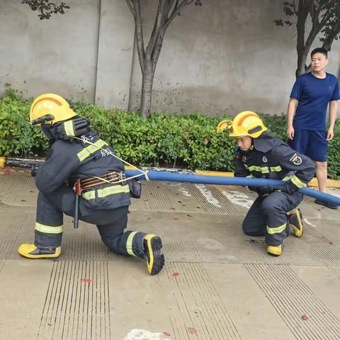 人民东路消防救援站组织开展实战化技能训练