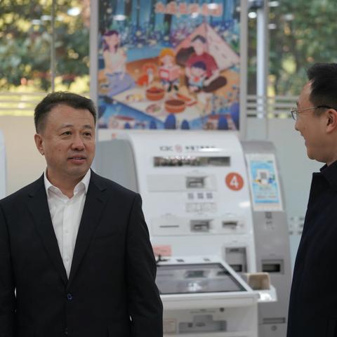 毛卫东等行领导赴武汉白沙洲支行开展年终决算慰问