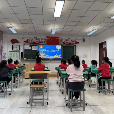 一（3）班中秋奇妙日：班会话团圆，彩泥变月饼